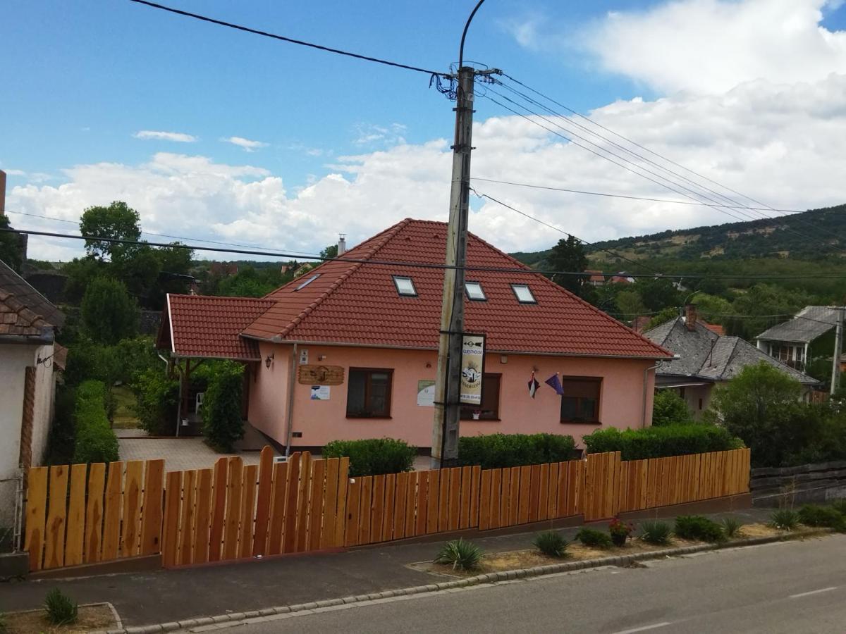 Vár-Liget Vendégház Kisnána Exterior foto